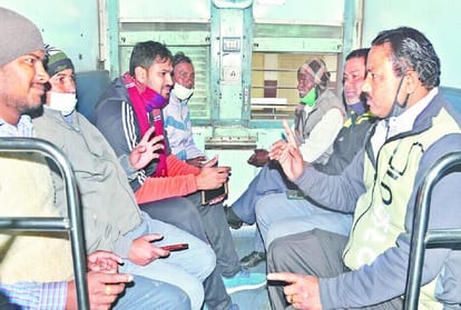 रेल बजट पर चर्चा करते यात्री