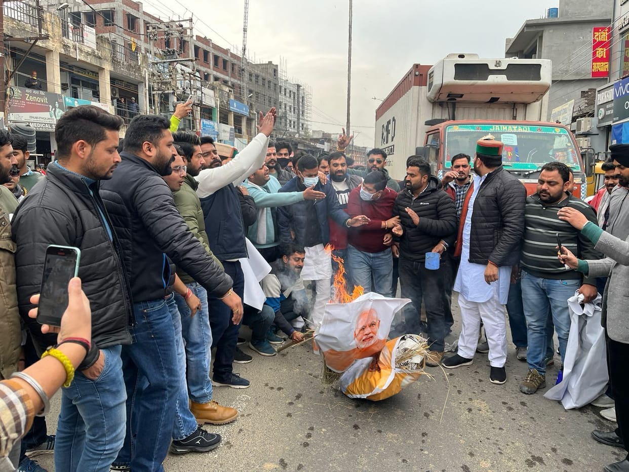 youth congress burns effigy of Prime Minister, Home Minister