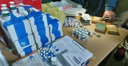 stf Varanasi unit busted Gang who making fake covishield vaccine and corona testing kits  five arrested supply in many states