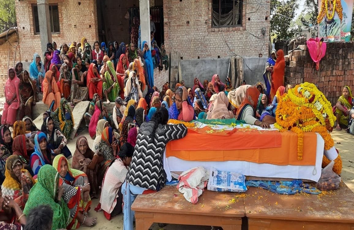family refused to cremate army jawan demanding martyr status in varanasi  dead body was found in  hotel at Pathankot
