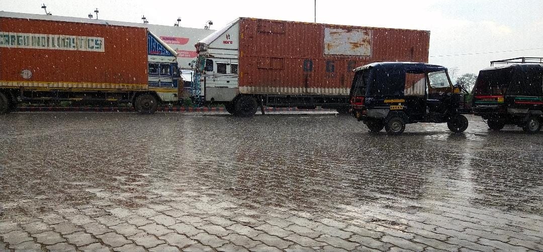 light rainfall in mahrajgang
