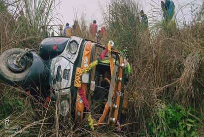 Road Accident In Mainpuri Auto Overturn Many Passengers Injured