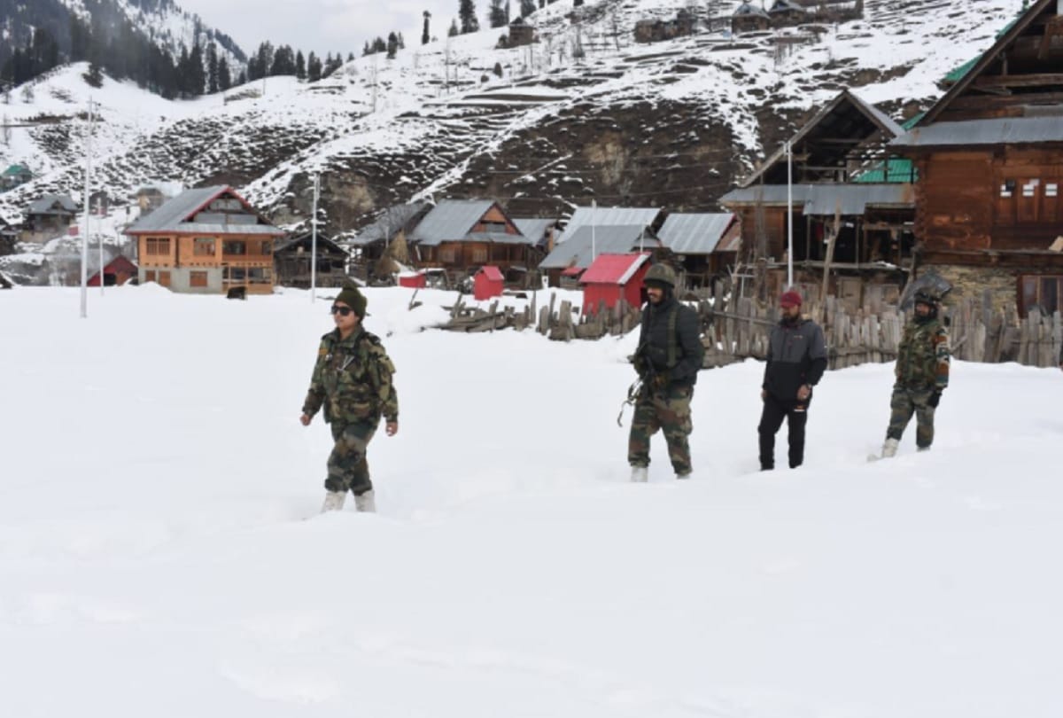 Salute to the army: How the medical team of the army is reaching the snowy areas, see how it is doing the treatment
