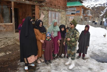 Salute to the army: How the medical team of the army is reaching the snowy areas, see how it is doing the treatment