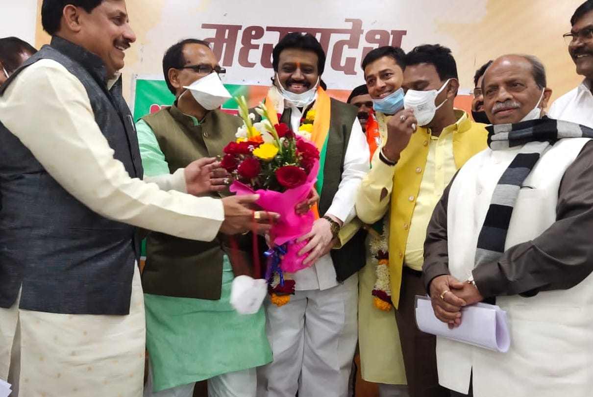 Ujjain: Two-time councilor and twice contested assembly elections, former district president of Congress joined BJP with brother, Congress suffered a setback