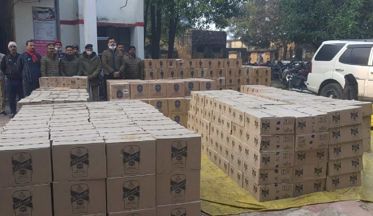 Illegal liquor worth 1.5 crores recovered from the trailer