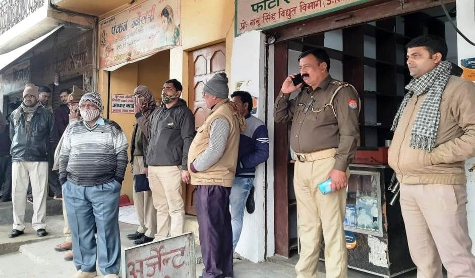 Jewelry theft by wearing a mask in a bullion shop