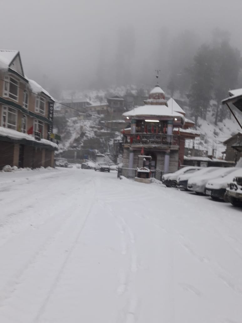 Dozens of roads including Rohdu-Shimla main road closed for vehicles