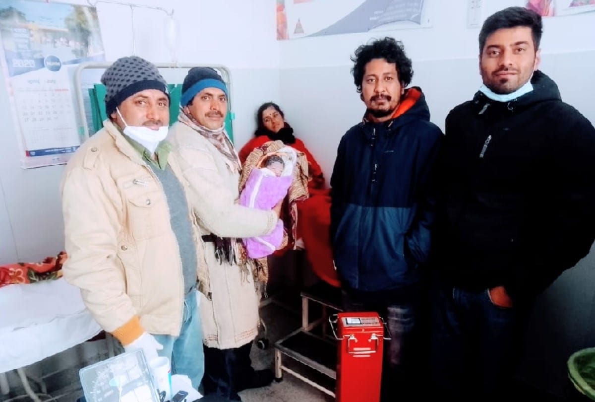 Sirmaur: Delivery done in minus degree temperature in a car stuck in snow, mother and child healthy