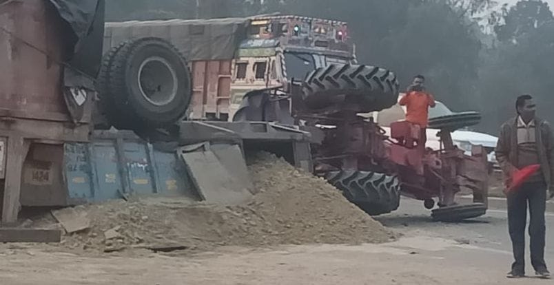 fathepur news,Tractor loaded with soil overturned on the highway, long jam