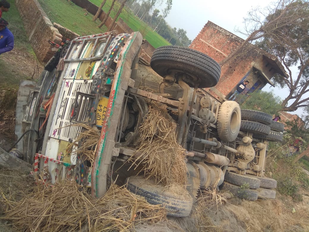 Truck collides with e-rickshaw, six passengers injured