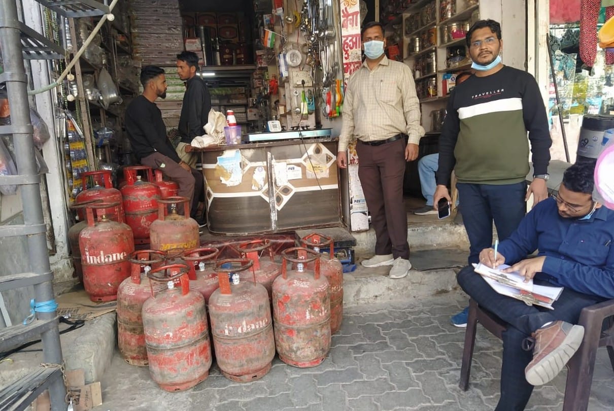 Indore: Illegally kept gas cylinders in the shop, used to fill gas in smaller cylinders than domestic cylinders, not even license