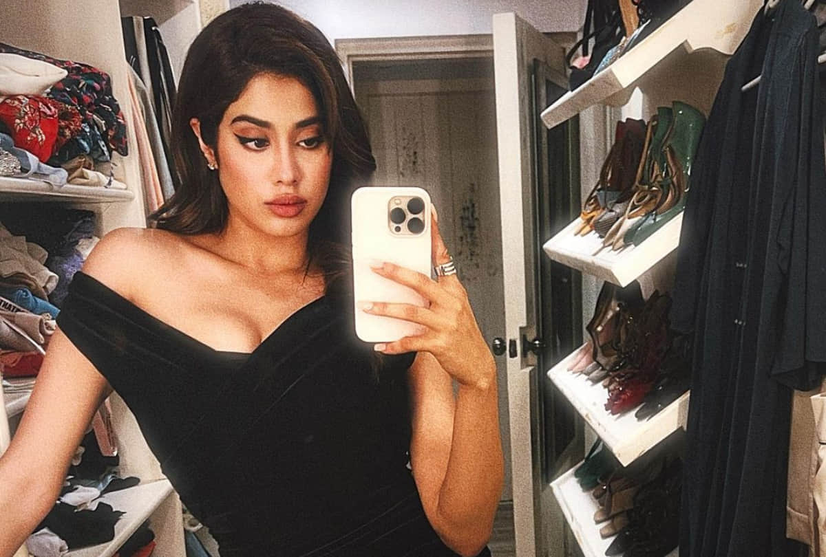 janhvi kapoor in black velvet dress poses mirror selfie