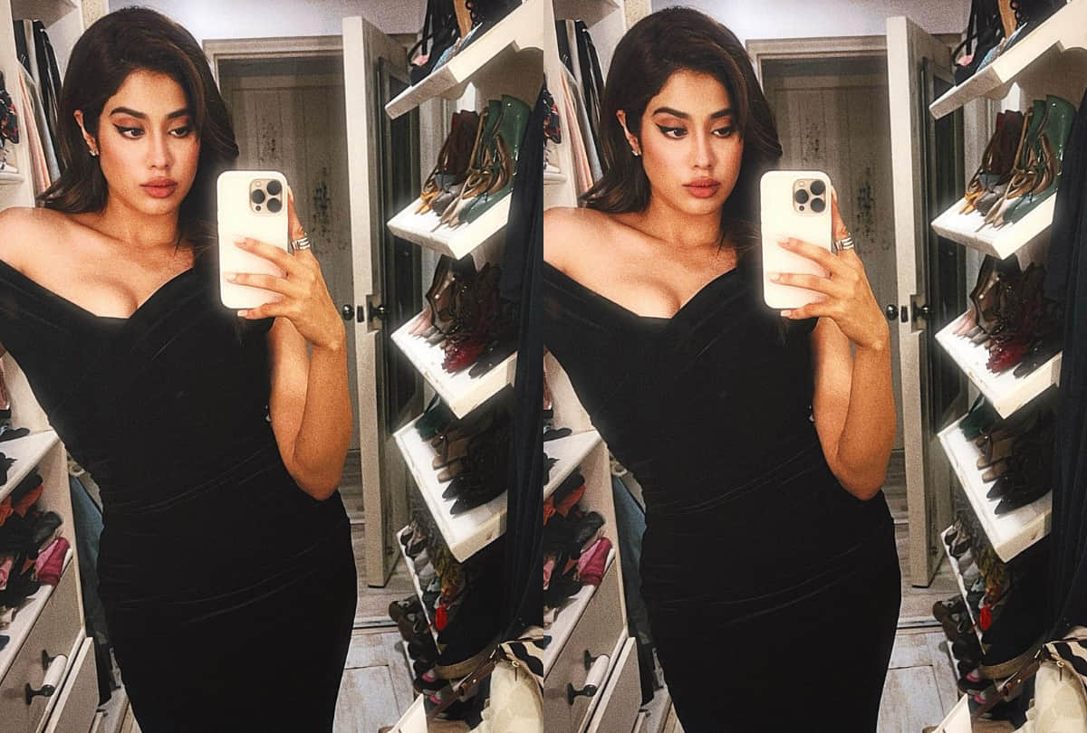 janhvi kapoor in black velvet dress poses mirror selfie