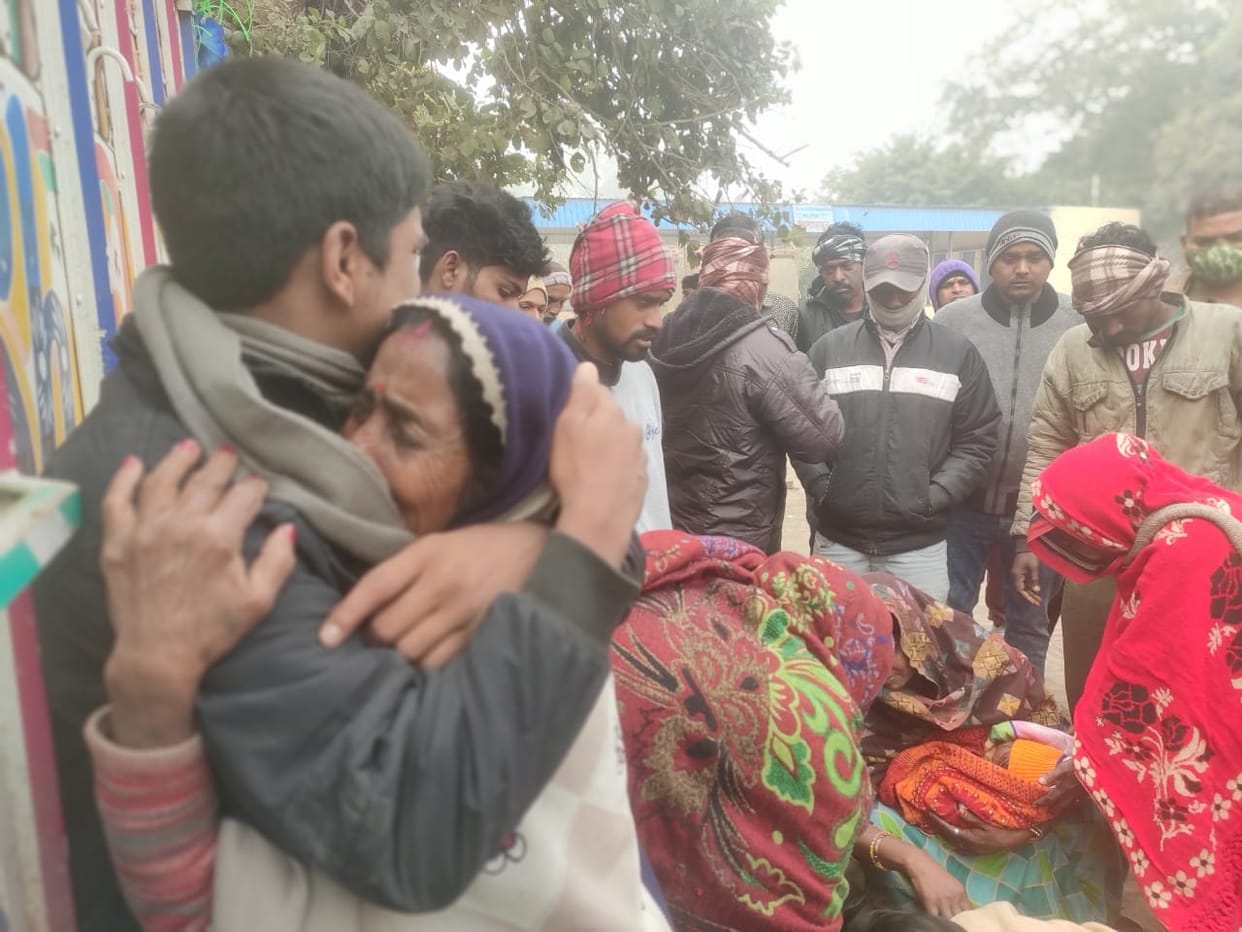 road accident in jaunpur two friends died after Bike collided with electric pole roadside