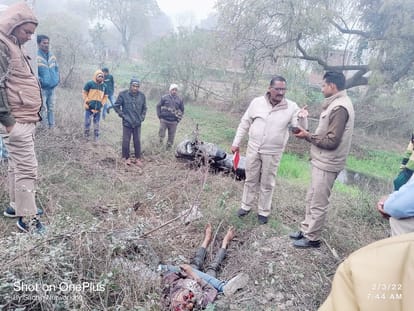 road accident in jaunpur two friends died after Bike collided with electric pole roadside