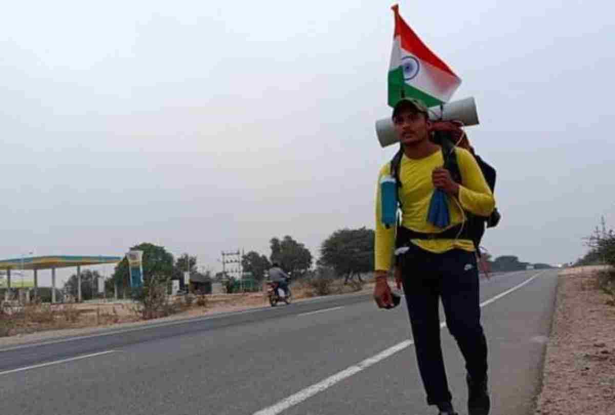 Sikar's youth traveling on foot from Kashmir to Kanyakumari