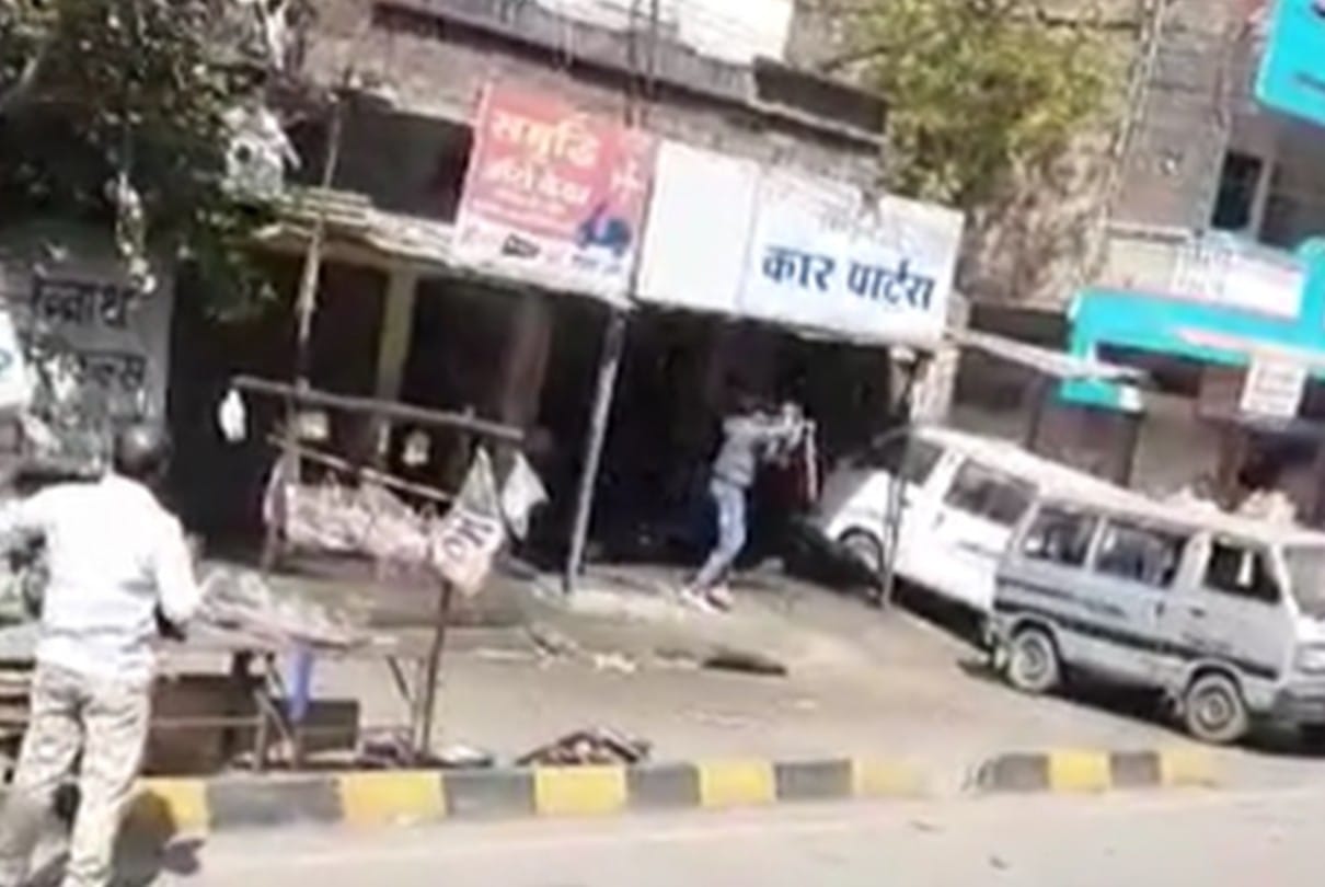 Indore: Stones thrown from rooftops, waving weapons in the dispute of vacant plot ... people and passers-by came in panic