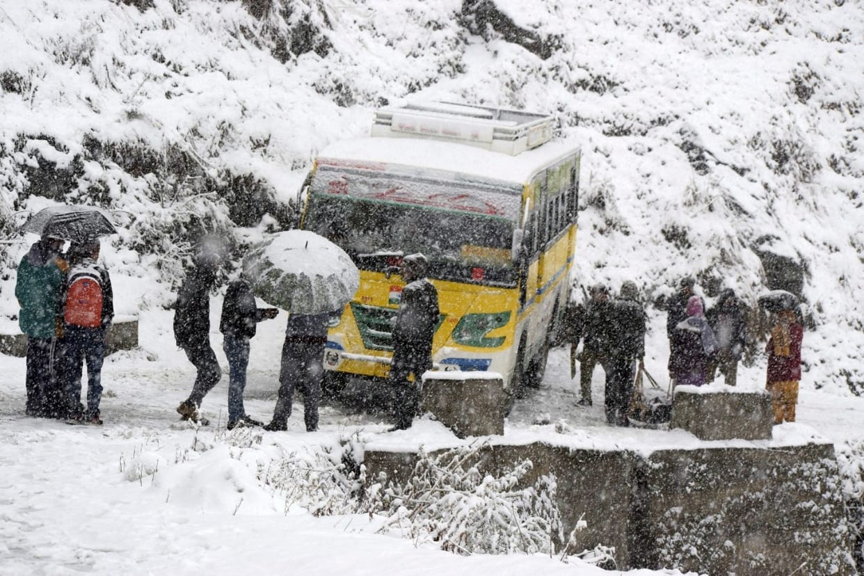 bus uncontrol in solan minas road due to snowfall