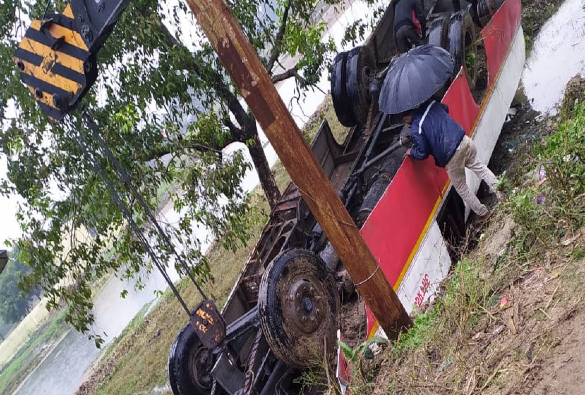 accident in pilibhit roadways overturned driver killed two passengers seriously injured