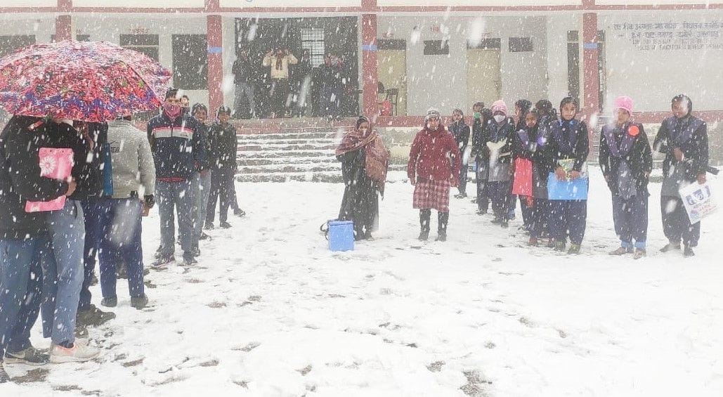 Health workers engaged in vaccination in the midst of snowfall