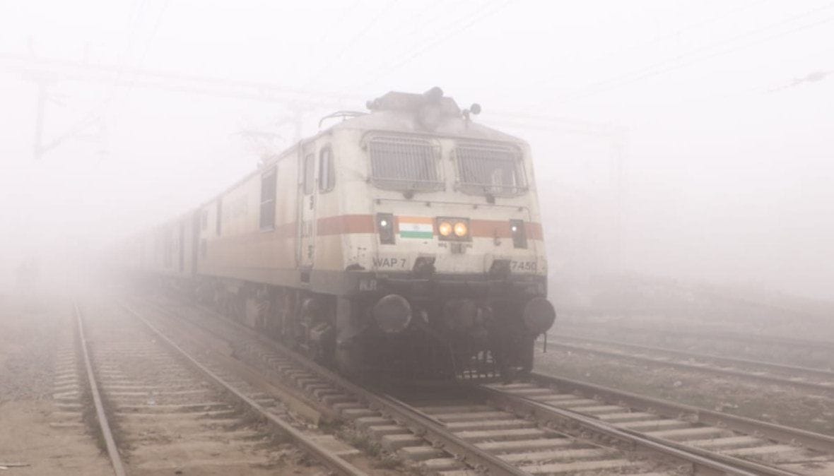 Dense fog remained till noon, people shivering with cold