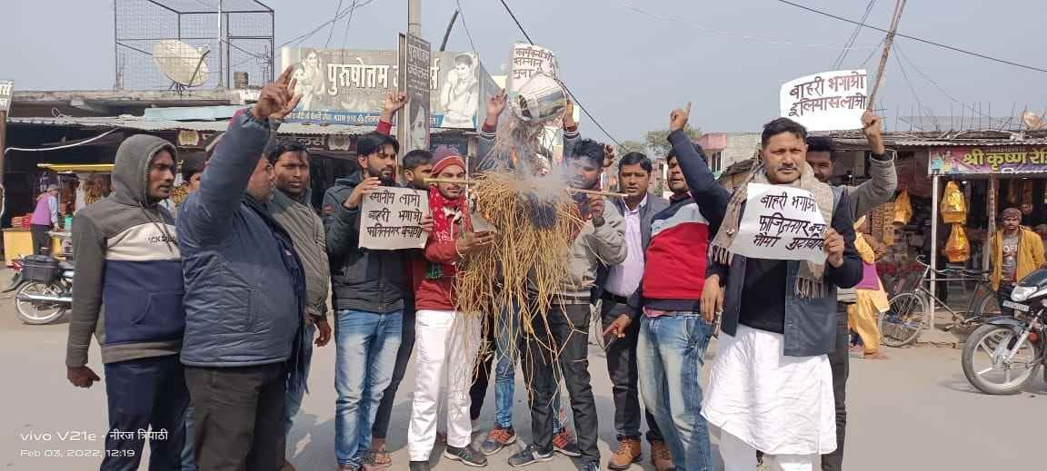 Anger increased against Swami Prasad, burnt effigy