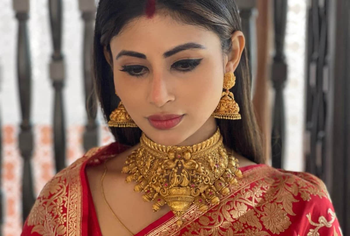 mouni roy red banarasi saree post wedding with suraj nambiyar