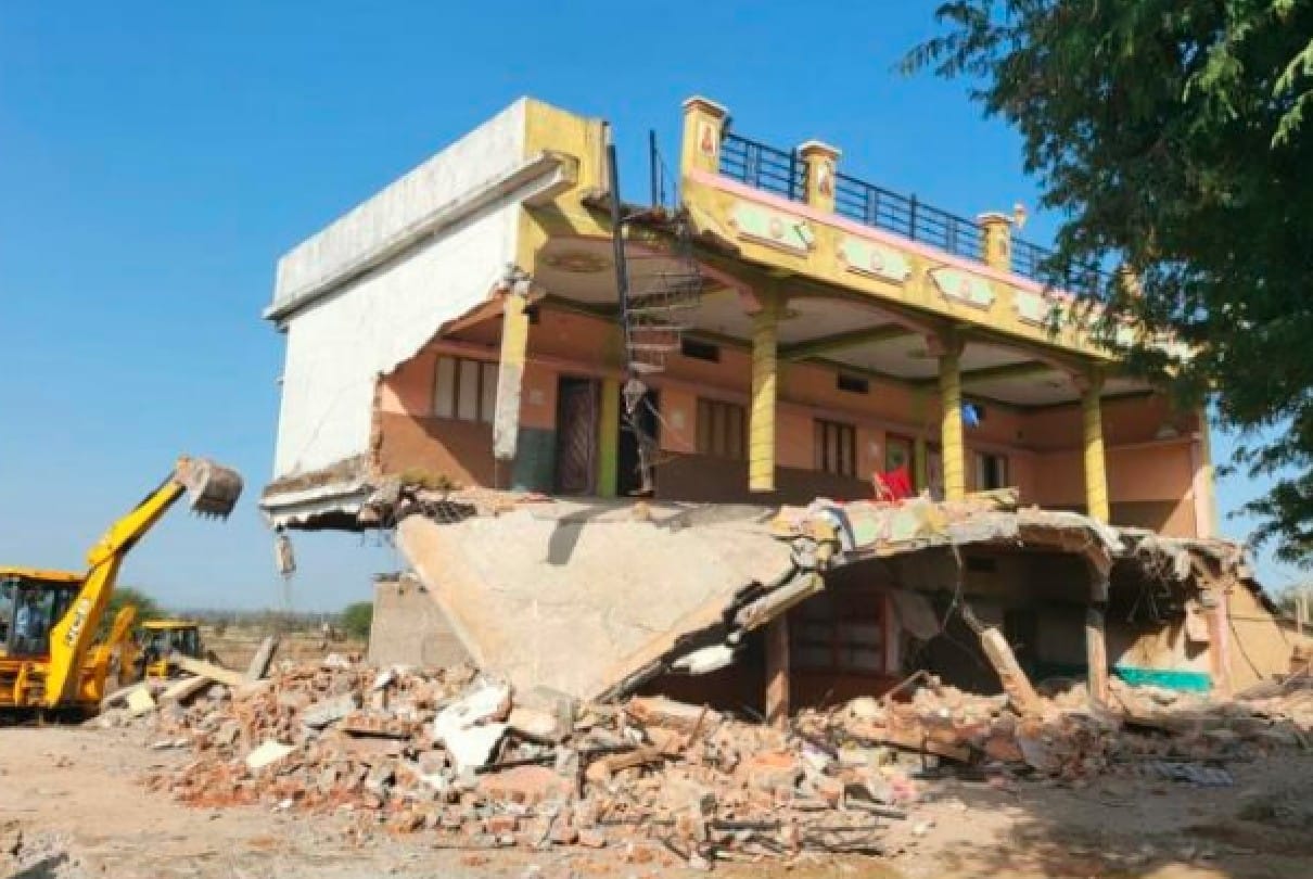 Sehore: JCB of law went on illegal encroachment of accused of bloody conflict, accused of killing three people