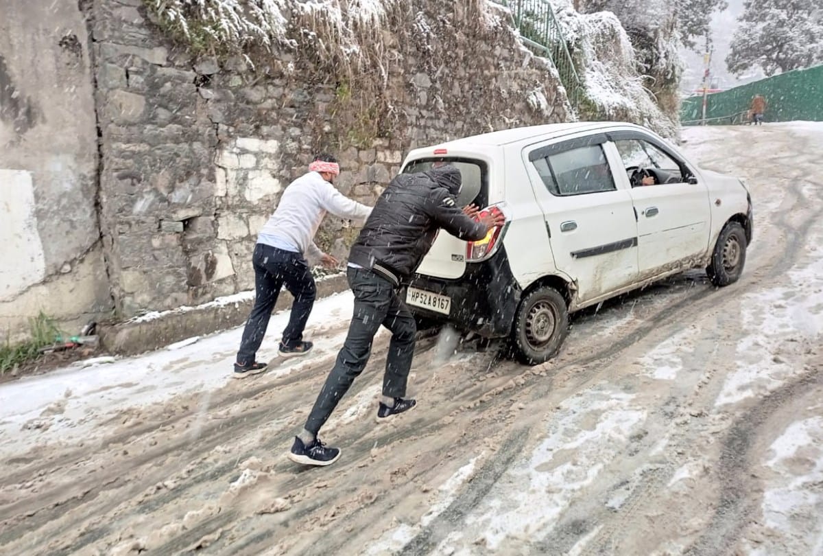 himachal weather update:  hundreds of  roads and power transformers stalled due to heavy snowfall, two avalanches reported in Lahaul, troubles increased