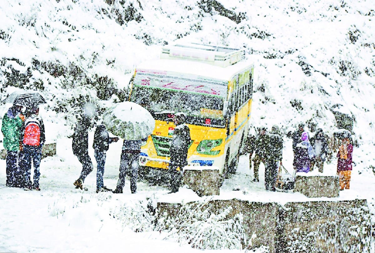 himachal weather update:  hundreds of  roads and power transformers stalled due to heavy snowfall, two avalanches reported in Lahaul, troubles increased