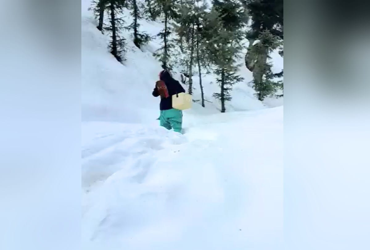 Woman health worker did covid vaccination of teenagers by walking six kilometers in the snow in mandi himachal, Union Health Minister shared the video