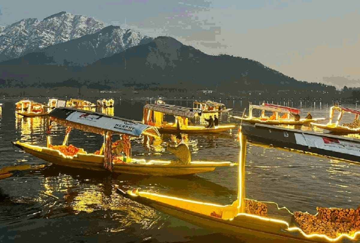 Jammu and Kashmir: Enjoy the sparkling shikaras in Dal lake even at night