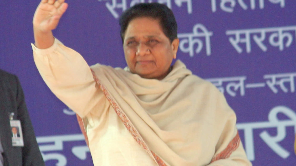 BSP candidate reached Mayawati public meeting created a ruckus over car parking indecency with police scuffle