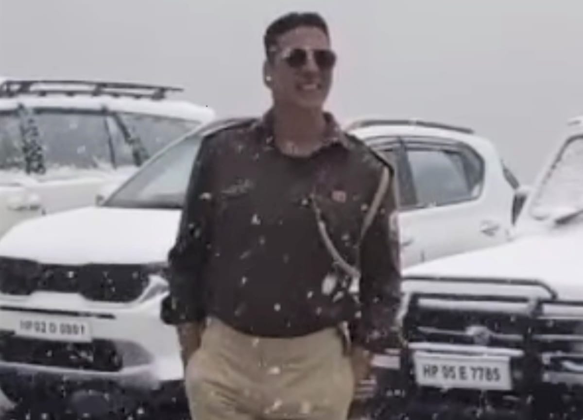 Bollywood Actor Akshay Kumar and Rakul Preet Singh Enjoys Snowfall in Mussoorie News in Hindi
