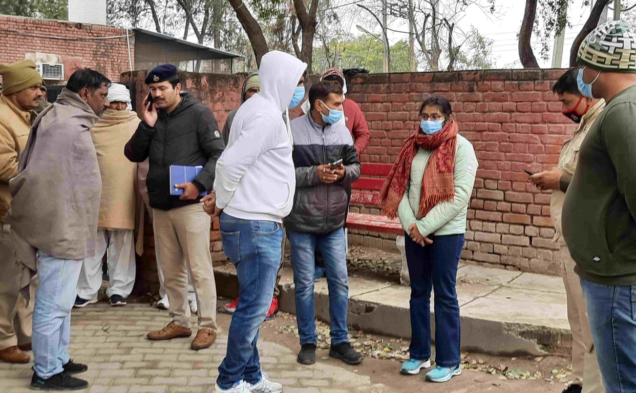 Post-mortem of the dead bodies of constable and soldier done, SI's condition critical