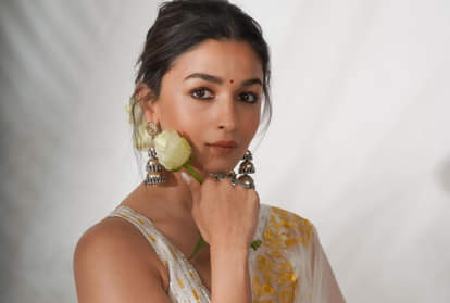 Alia Bhatt shared super gorgeous photos in sari with roses in her hair fans went crazy about her beauty