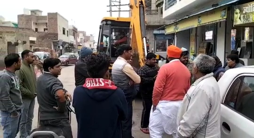 The team reached to dig the road, the shopkeepers created a ruckus