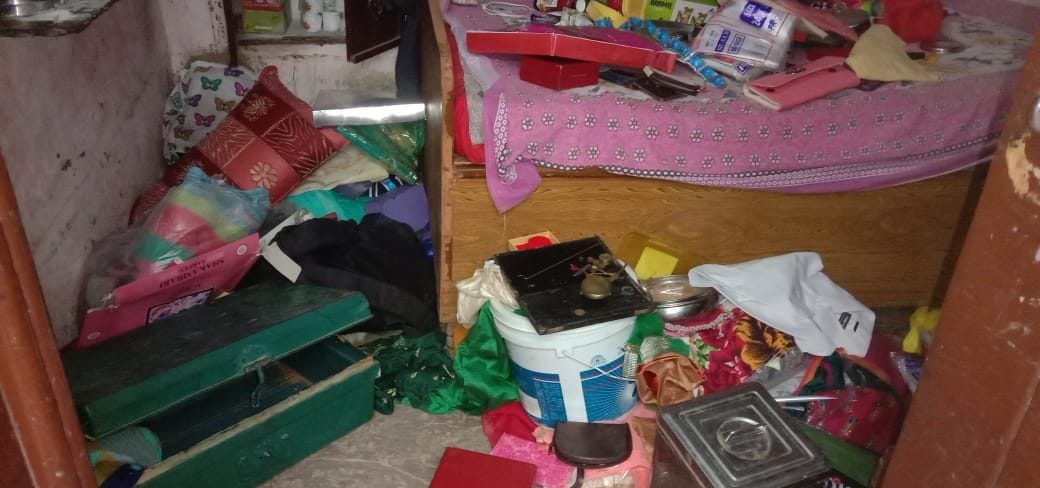 Family members kept sleeping, thieves took away five lakh cash and 10 lakh jewelery