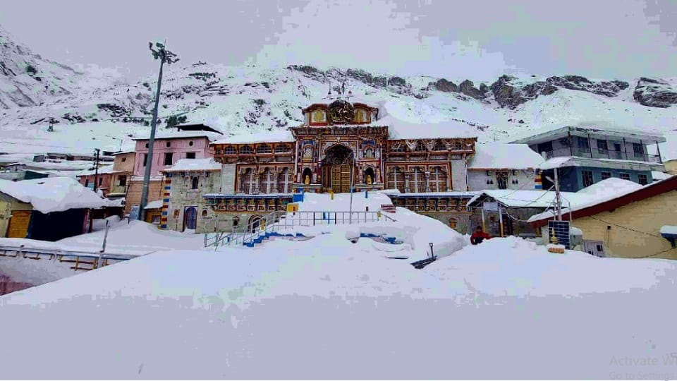 five feet of snow in badrinath seven feet of snow in hemkund sahib more than 200 villages in chamoli covered with snow