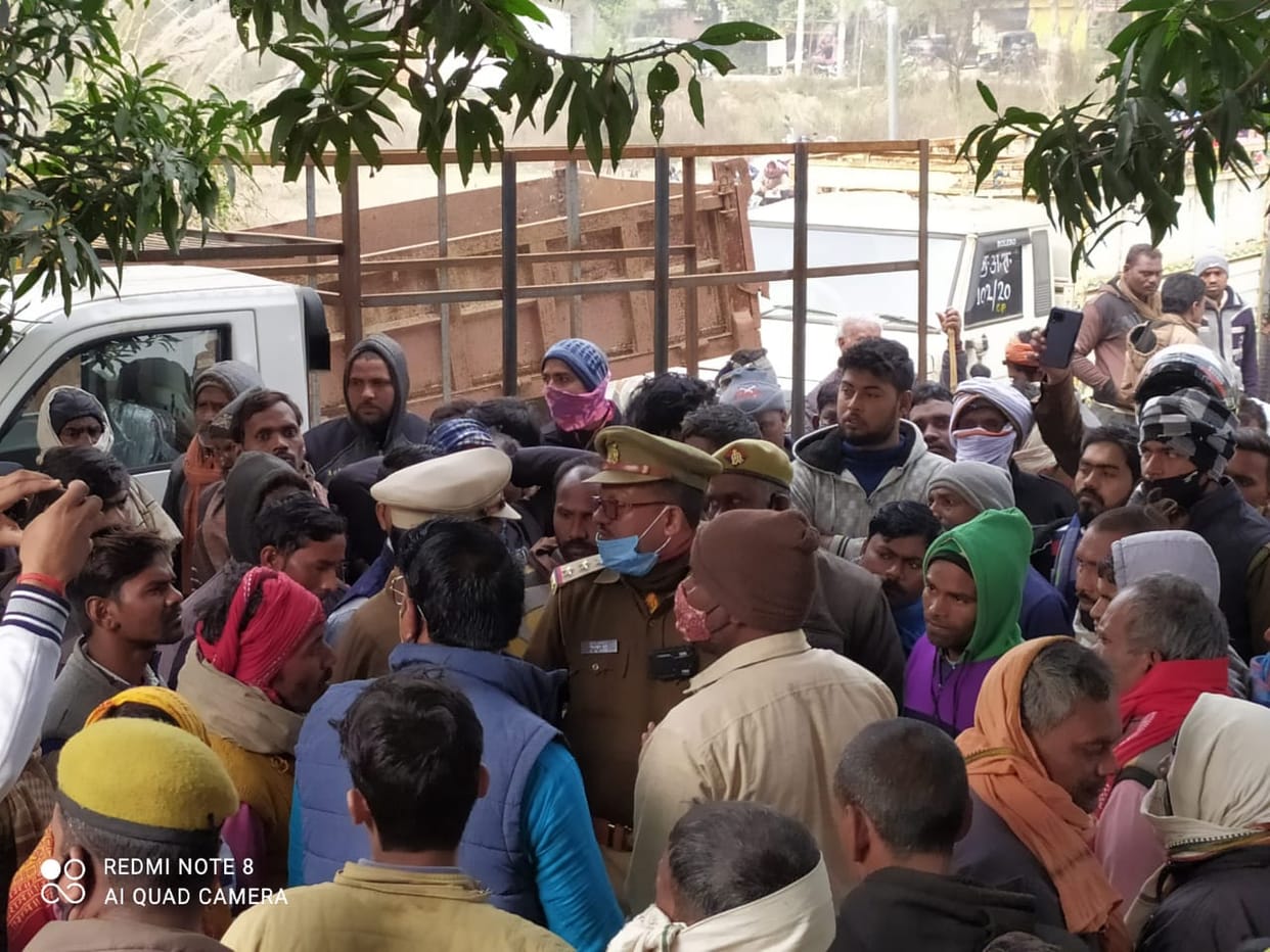 angry people beat  driver to death in bhadohi after Tractor hit cycle family members protest