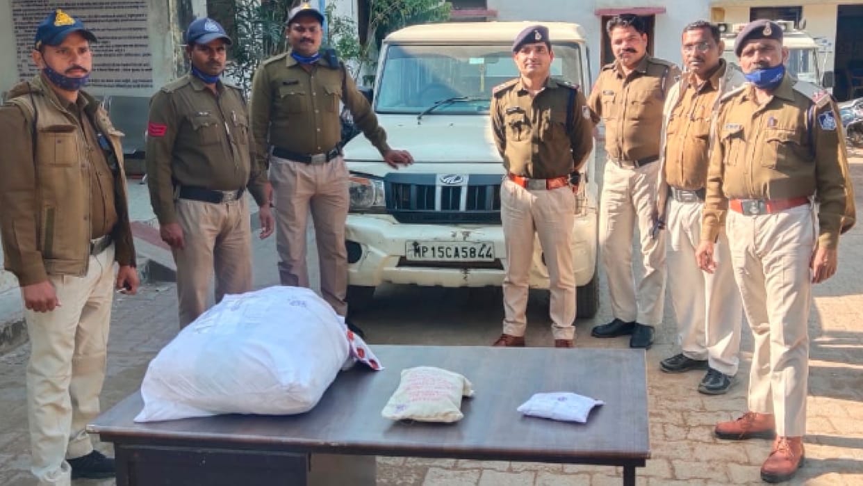 Chhatarpur: Two accused roaming around to sell five kg of ganja arrested, the seller of the goods also got caught by the police