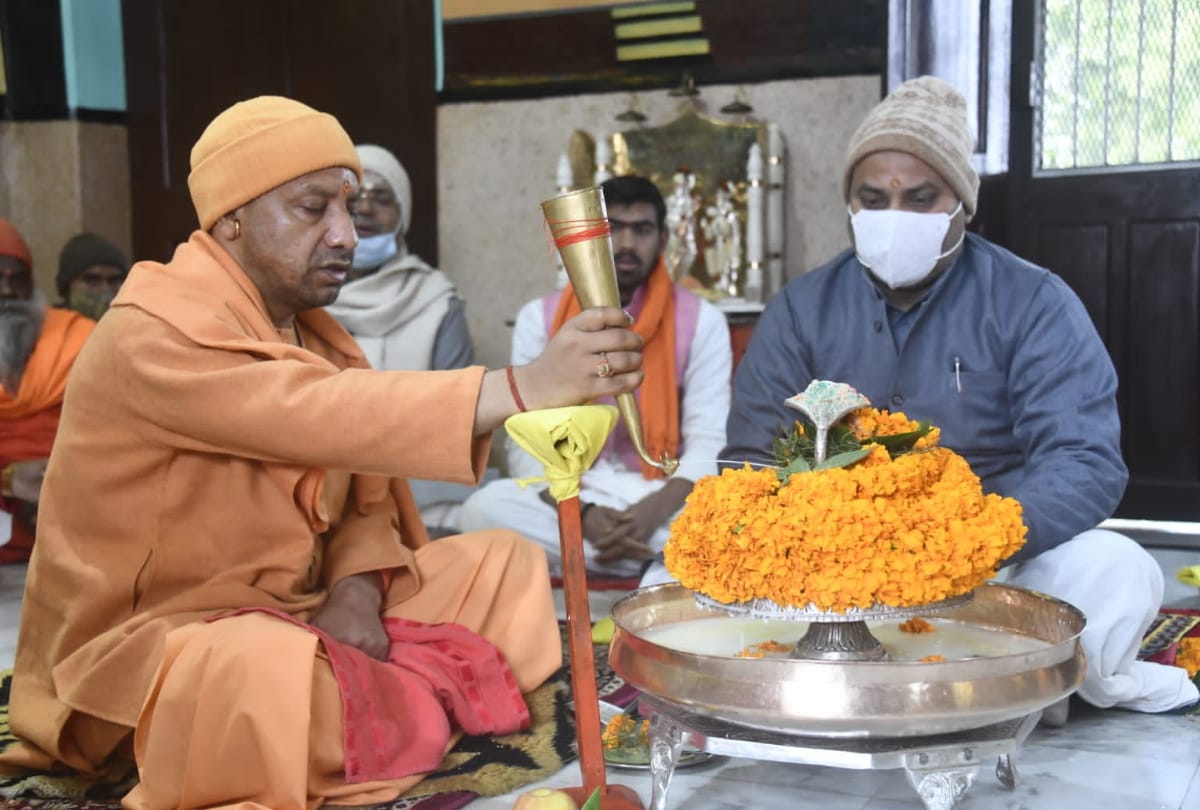 CM Yogi Adityanath performed Rudrabhishek in Gorakhnath temple befor up election nomination
