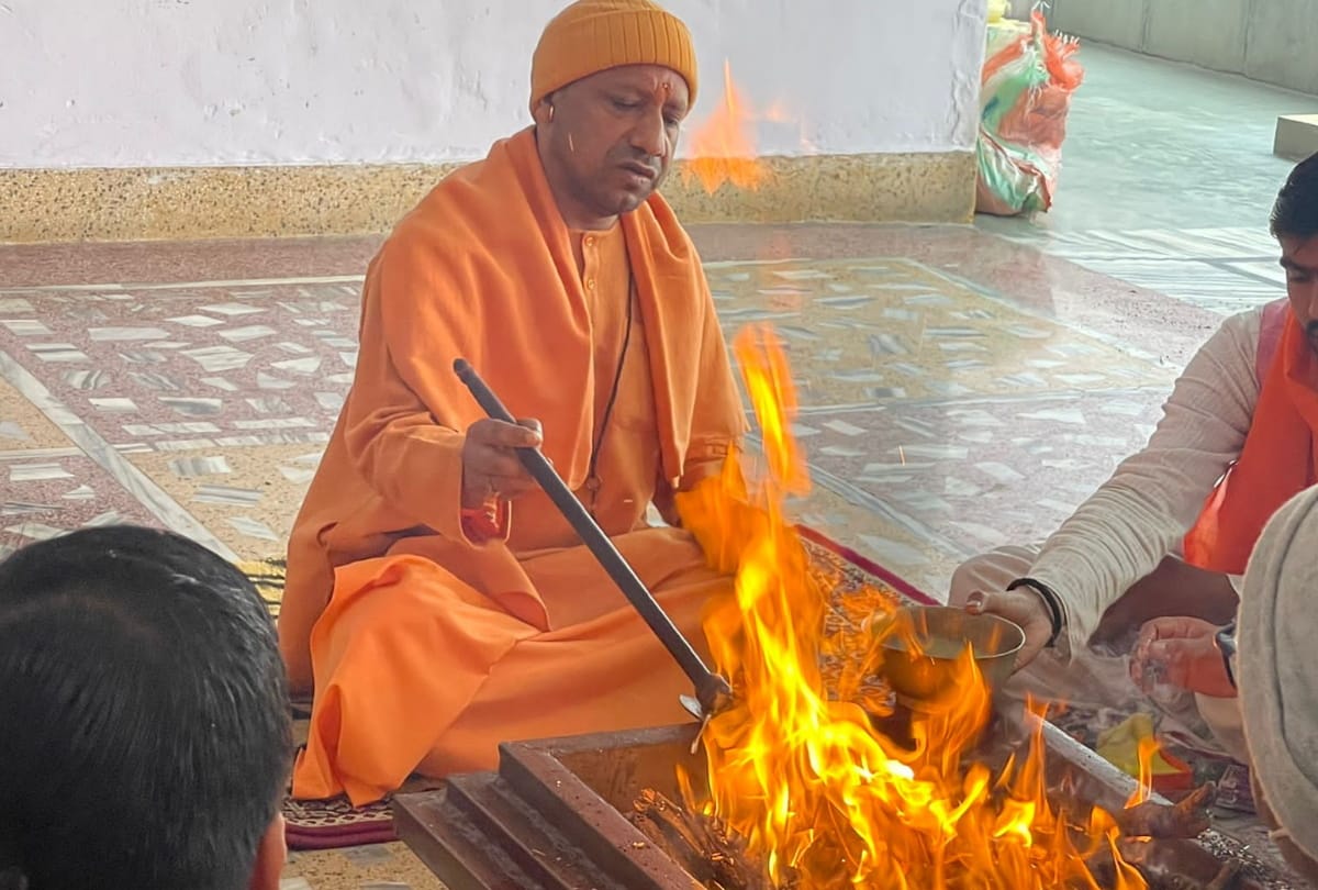 CM Yogi Adityanath performed Rudrabhishek in Gorakhnath temple befor up election nomination
