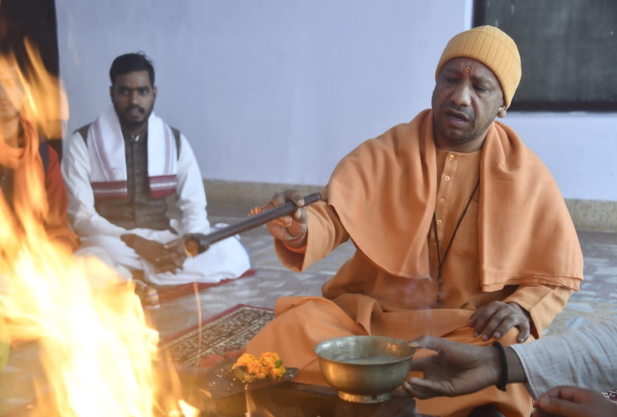 CM Yogi Adityanath performed Rudrabhishek in Gorakhnath temple befor up election nomination