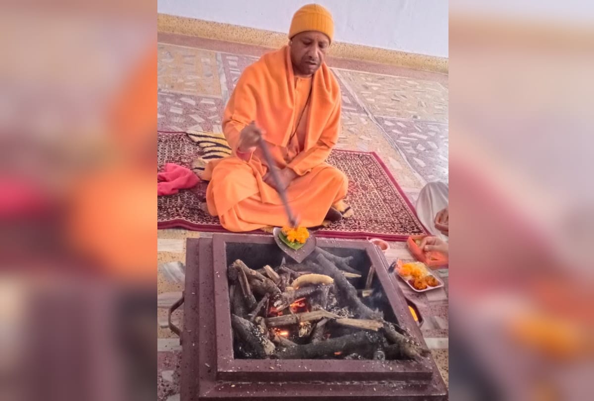 CM Yogi Adityanath performed Rudrabhishek in Gorakhnath temple befor up election nomination