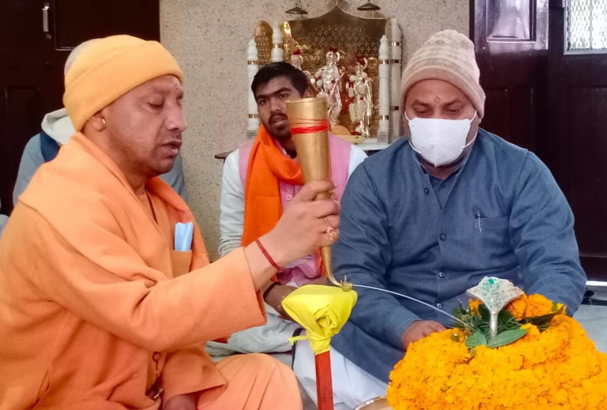 CM Yogi Adityanath performed Rudrabhishek in Gorakhnath temple befor up election nomination