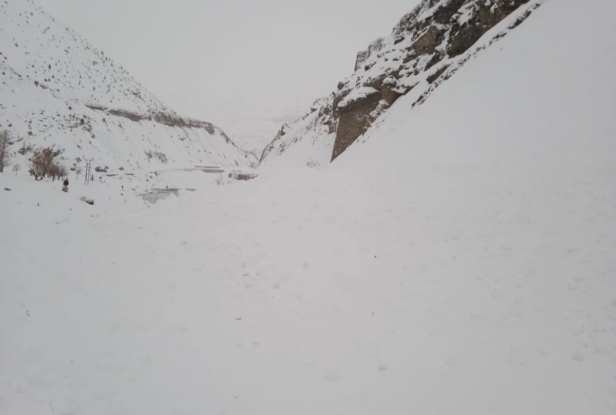 Himachal Heavy Snowfall Weather Update Today: hundredereds of road and electricity transfermers stalled.