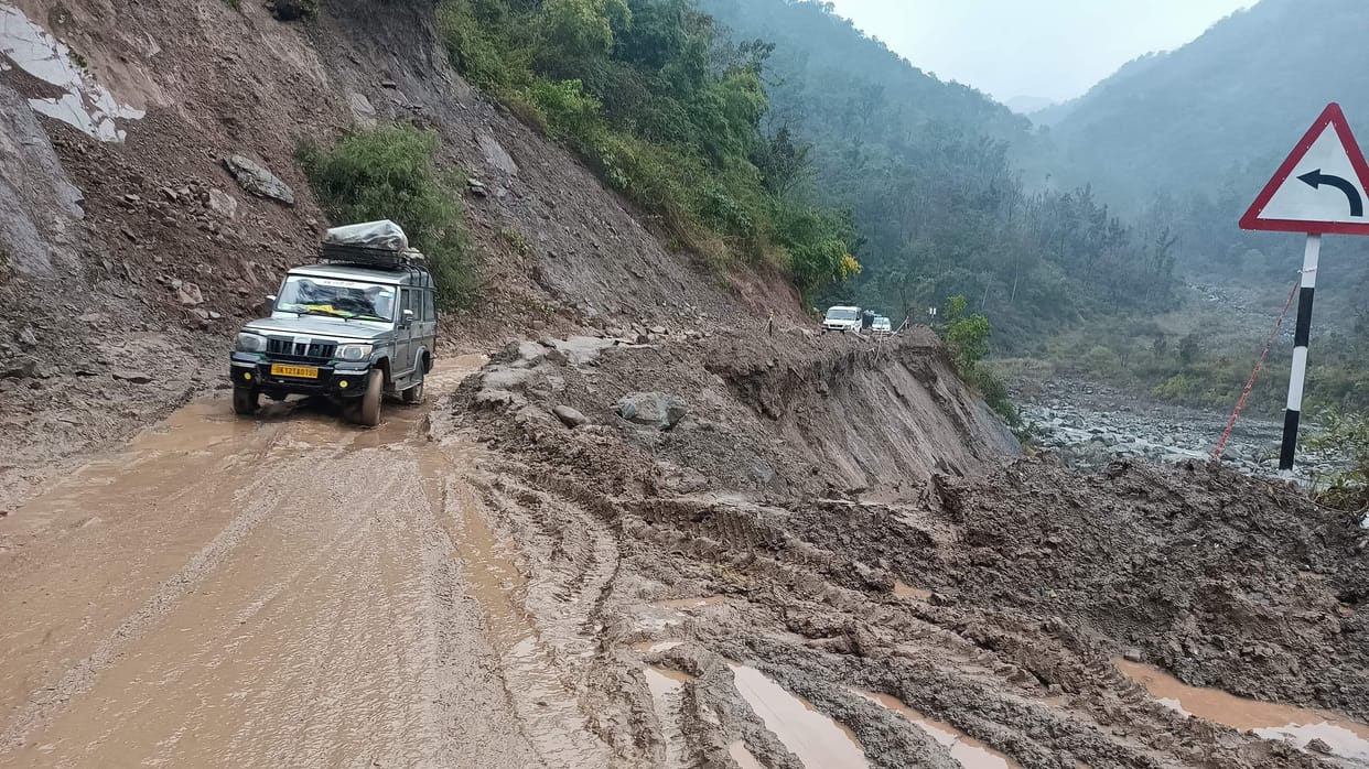 Rain increased trouble in Amsaur, vehicles slipping
