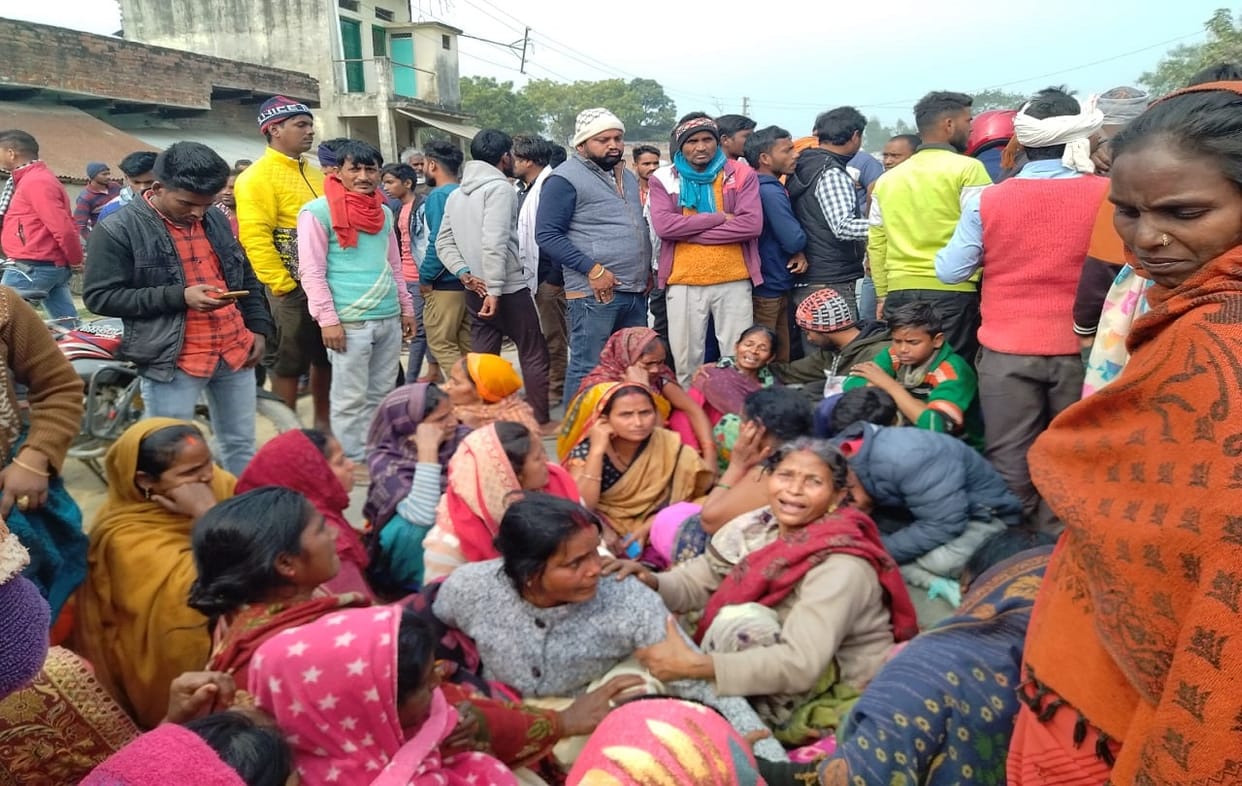 road accident in jaunpur Two people after killed over speed bus trampled bike relatives blocked Varanasi Azamgarh route